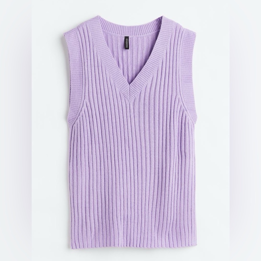 xXS H&M v neck sweater vest light purple with split hem